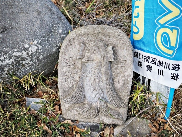 木に彫られた「令和観音」のそばには、アマエビの姿も（画像提供：ホウロクさん）