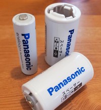 単3充電池をスペーサーの空洞部分に入れて使用します（提供：りんごぽーるさんの写真をトリミングしたもの）