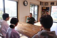 子どもたちと雑談する比嘉さん