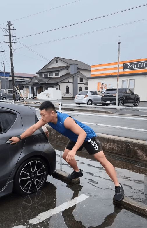 慎重にドアを開けて…　画像提供：橋本拓実