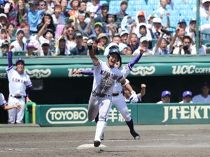 金足農・髙橋佑輔「音が消えた」  仲間が打たせてくれた逆転スリーラン 