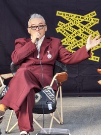 4月30日に開催する音楽イベントの構想を語る田代まさし＝神奈川県の茅ヶ崎市役所前