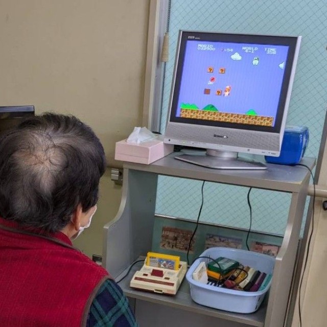 お年寄りがファミコンを！？（日本レトロゲーム協会提供）