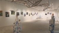 高松市の大西・アオイ記念館に展示されている高松工芸高校・美術科の2年生が作った作品たち