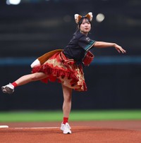 投球するAppare!・朝比奈れい