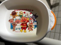 ＜ビフォー＞カレーの染みがついたアンパンマン皿／おとちゃんさん（@oto2023an）提供