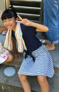 屈託ない笑顔でピースするサボンさん。