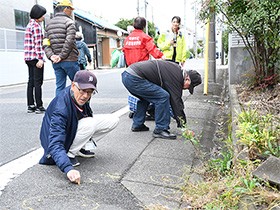 犬のふん放置を撃退、「イエローチョーク作戦」試行始まる