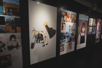 「＃きゅるん 伊織もえ展 ～表紙＆もえちゅ放送ダブル100回記念～」会場より