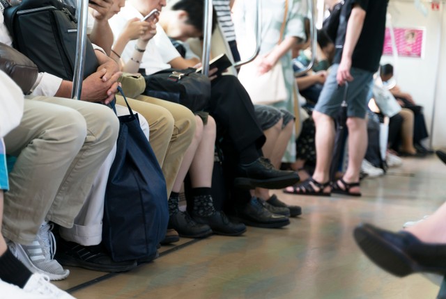 電車の車内　※写真はイメージ（oka/stock.adobe.com）