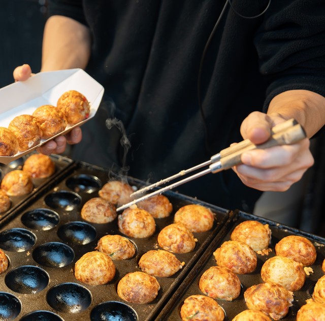 手渡された直後に落としたたこ焼き…作り直してもらえる？　※画像はイメージです（sand555/stock.adobe.com）
