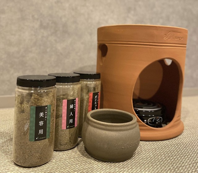 専属漢方医による独自にブレンドした100％天然無農薬の漢方、座器などは黄土を使用