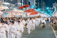 宮本組は、円融天皇の勅命により神輿渡御がおこなわれていることが記された「勅板」を持ち神輿を先導します（提供：宮本組、撮影：安田格）