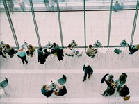 人生に関わらせる人を選び、それ以外は排除。新しい出会い方の違和感