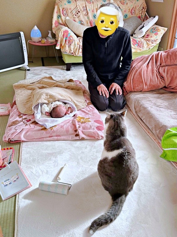 赤ちゃんを見守るじいじと福くん（画像提供：nさん）