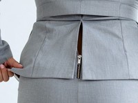 “久々のセレモニー服や喪服は縮んでいる”は巷の説として定着。上まで閉まりきらないファスナーをどうしたら…。※この画像はAdobe Fireflyで作成したイメージです