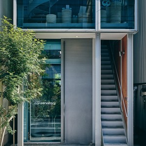 植物と衣服が共存する新たな表現空間！自然のものを選ぶ文化と未来に残る服を提案するグラフペーパー コンサバトリーがオープン。