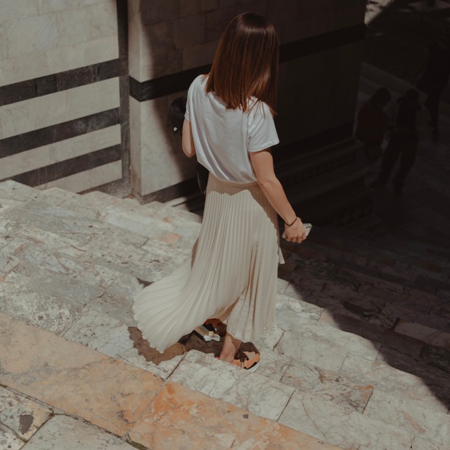 ロングスカートの裾が床に… ※写真はイメージ（Rado/stock.adobe.com）