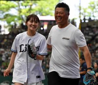 始球式を務める細川愛倫（左）と捕手を務めた元西武の細川亨氏