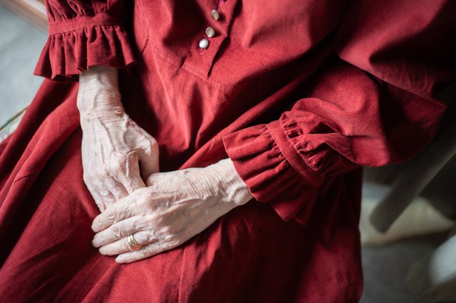 長い歳月、その指にはまってきたであろう金の指輪にきらめく赤（画像提供：旅する喫茶のツナマヨさん）