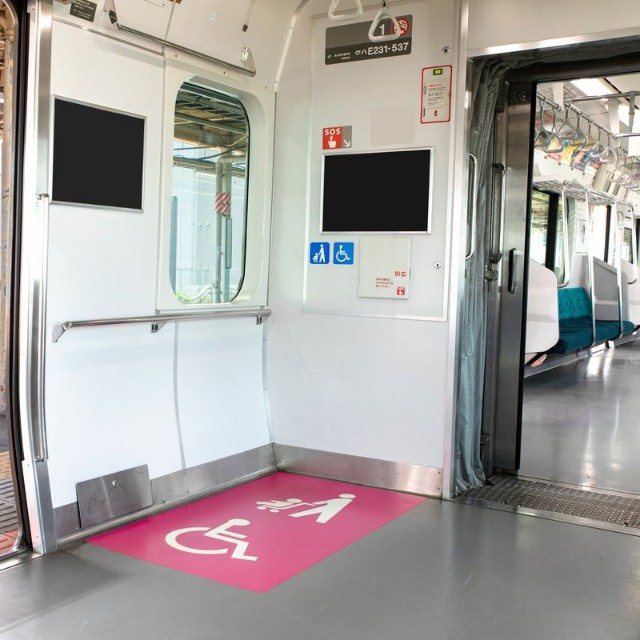電車のベビーカースペース※この画像はイメージです　（butterflyeffect/stock.adobe.com）