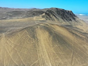 歴史遺産の地上絵がタイヤ痕で崩壊の危機　犯人はラリー愛好家？だけでは済まない事情