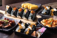 おにぎりやお惣菜が並ぶ店の投稿より。食べ放題はグループで楽しむ人も多い／おにぎり専門店｢お結び家 縁｣さん提供