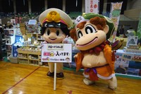 小豆島で開催された「YOKAI EXPO 2026」に登場した桃太郎と貧乏神（KONAMI提供）