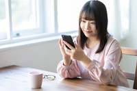 配偶者のスマホに違和感。※画像はイメージです（milatas/stock.adobe.com）