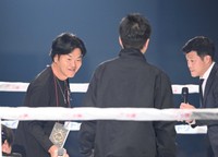 亀田和毅の試合前、亀田興毅（右）リクエストでリングに上がった島田紳助さん（左）＝5月撮影