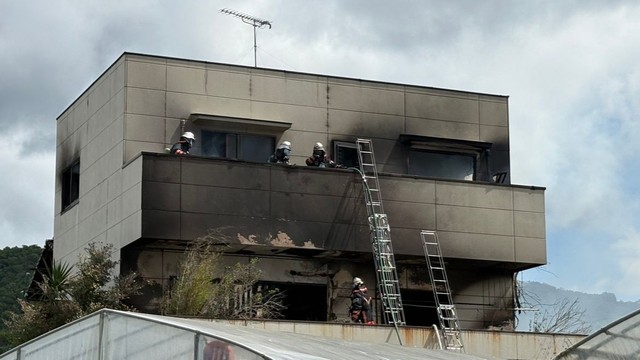 【続報】高松市前田西町で住宅兼事業所が火事　男性1人を救急搬送