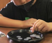 水に浮いた1円玉に磁石を近づけると…？（提供写真）