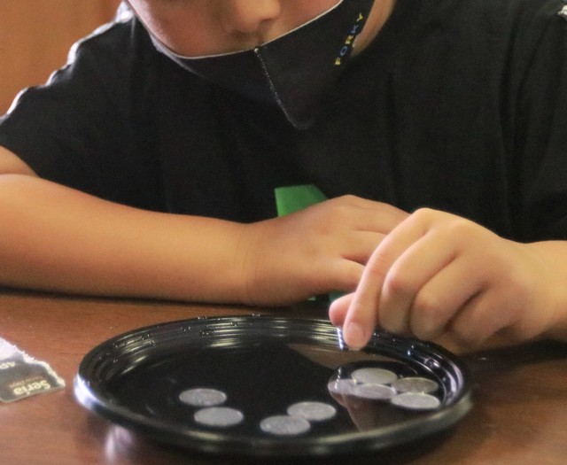 水に浮いた1円玉に磁石を近づけると…？（提供写真）