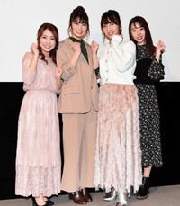 （右から）藤江れいな、高城亜樹、前田亜美、主題歌を担当した佐藤実絵子＝2019年