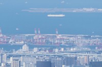 クレーンの間から大屋根リングが見える（画像提供：生駒山上遊園地）
