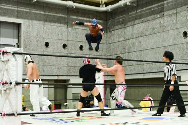 コーナー上段からの空中技が炸裂していました