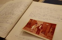 ノートの交換を始めたころのページ。子どもの写真が貼られ、育児の様子がつづられている