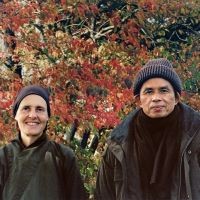 ティク・ナット・ハン師とシスター・アナベル・レイティ(左)　1999年、バーモントのグリーン・マウンテン・ダルマセンターにて　©Plum Village