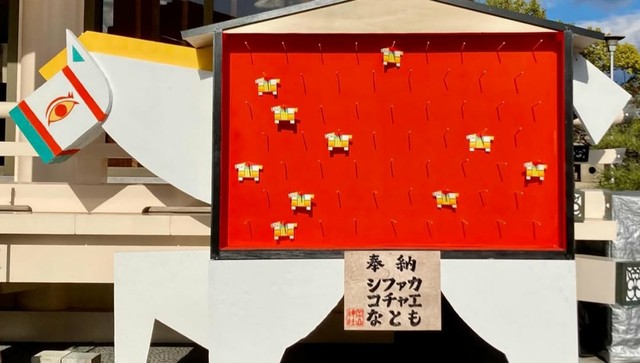 岡山神社に登場　地元デザイナーらが手掛けた「ウマ」の絵馬