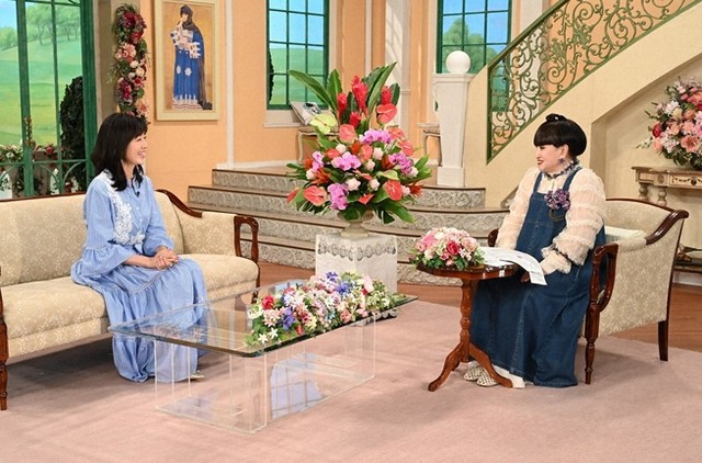 黒柳徹子さん（右）とトークを展開する早見優さん