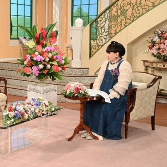 黒柳徹子さん（右）とトークを展開する早見優さん
