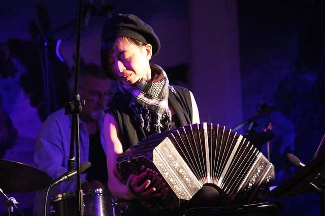 バンドネオン奏者の小川紀美代さん（２０２２年４月）＝本人提供