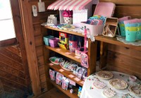 小物や駄菓子が並ぶ店内