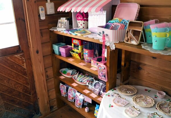 小物や駄菓子が並ぶ店内