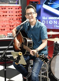 ミニライブを行った大土井裕二＝2019年