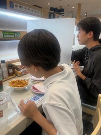 中学2年生、小学6年生になった2人（提供：@chekichekicherryさん）
