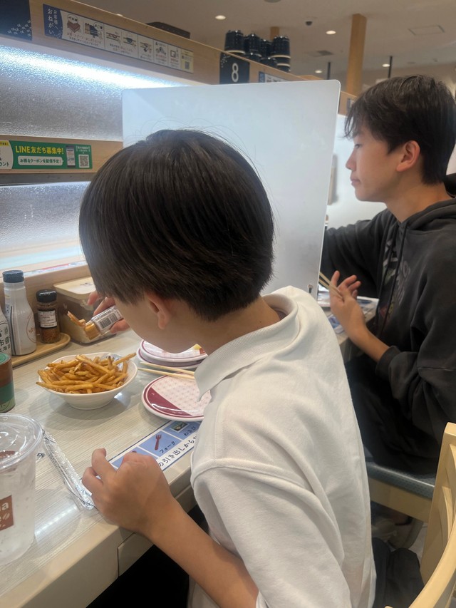 中学2年生、小学6年生になった2人（提供：@chekichekicherryさん）

