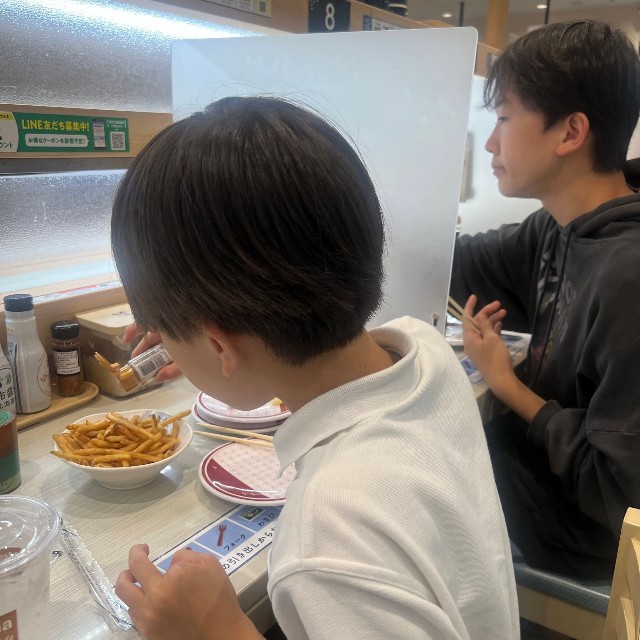 中学2年生、小学6年生になった2人（提供：@chekichekicherryさん）
