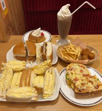 テーブルに並んだ税込5240円のコメダの夕食／トラネコさん（@FIRE60028219）提供