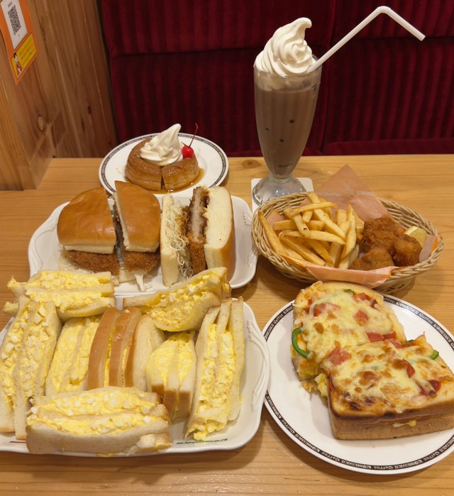 テーブルに並んだ税込5240円のコメダの夕食／トラネコさん（@FIRE60028219）提供